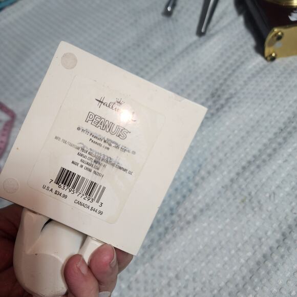 HALLMARK PEANUTS SNOOPY AT TYPEWRITER COLLECTIBLE CELL PHONE HOLDER - Picture 5 of 8